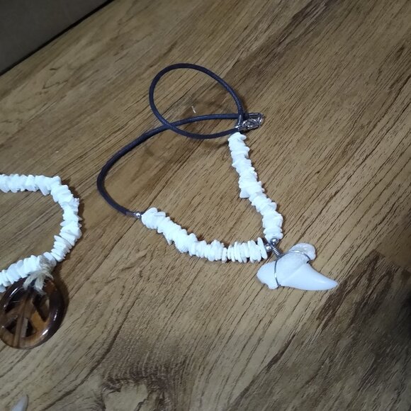 Lot Of 3 Very Cool Shell Necklaces With Pendants - Picture 4 of 8